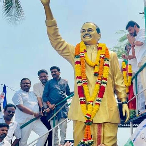 BabjiBatteru's tweet photo. ఈరోజు స్వర్గీయ దివంగత నేత స్వర్గీయ డా. వైయస్ రాజశేఖర్ రెడ్డి గారి 14 వ వర్ధంతి సందర్బంగా టెక్కలి లోని గౌరవ *డా. వై యస్ రాజశేఖర్ రెడ్డి గారి* కాంశ్య విగ్రహానికి గౌరవ *ఆంధ్రప్రదేశ్ రాష్ట్ర శాసన మండలి సభ్యులు శ్రీ దువ్వాడ. శ్రీనివాస్ గారు* పూలమాలలు వేసి నివాళులు అర్పించారు. https://t.co/tgZFQWx09V