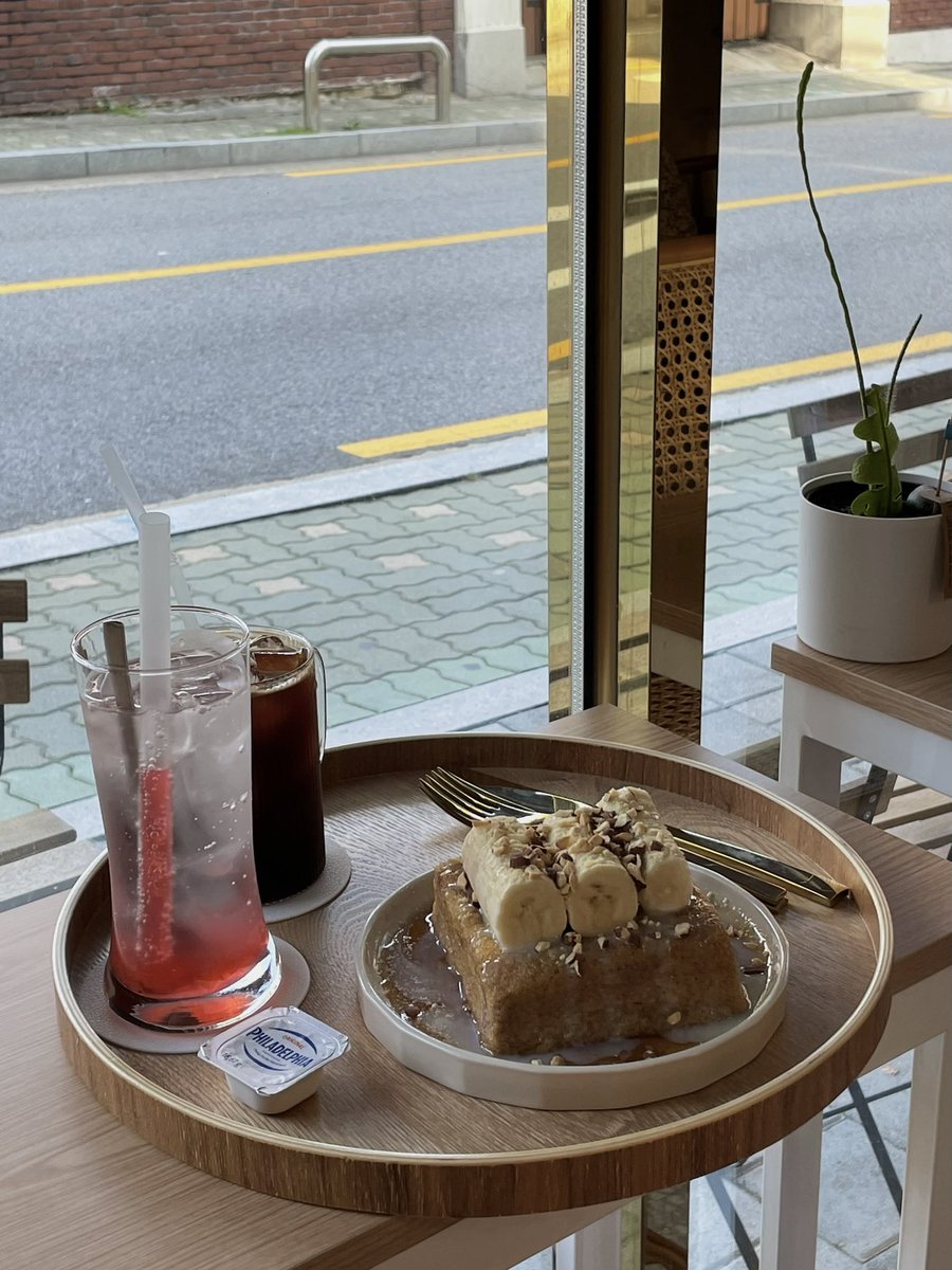 YoSsoBbi's tweet photo. 이벤트 당첨돼서 방문한 프렌치 망원🫧
프렌치 토스트 처음 먹어보는데 존맛인 것이다.. 카페도 너무 예쁘고 커피랑 음료도 맛탱이❗️❗️🫶🏻
덕분에 시원하고 달콤한 주말이에요💗
@frenchmangwon https://t.co/asH4nxTeQ5