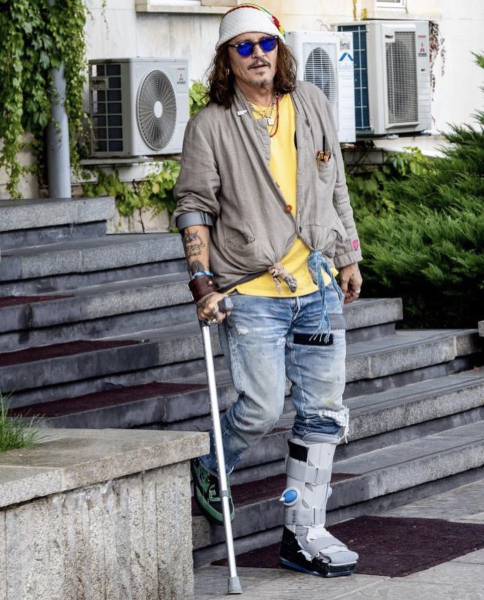 1strongwoman85's tweet photo. Lmao, #amberturd has an injury from "training"
Are we really surprised that she continues to copy everything that #johnnydepp does? 
Her PR team is working over overtime these days, trying to get her sympathy and keep her relevant. #amberheardistrash #JohnnyDeppIsALegend https://t.co/unYdPFr3Jw