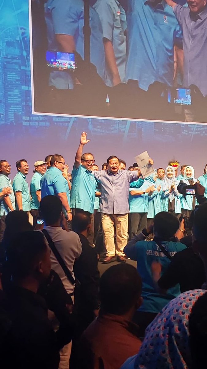 Fahrihamzah's tweet photo. Jika 2 jenderal sudah berpelukan….aman! https://t.co/PRYJybvFPT