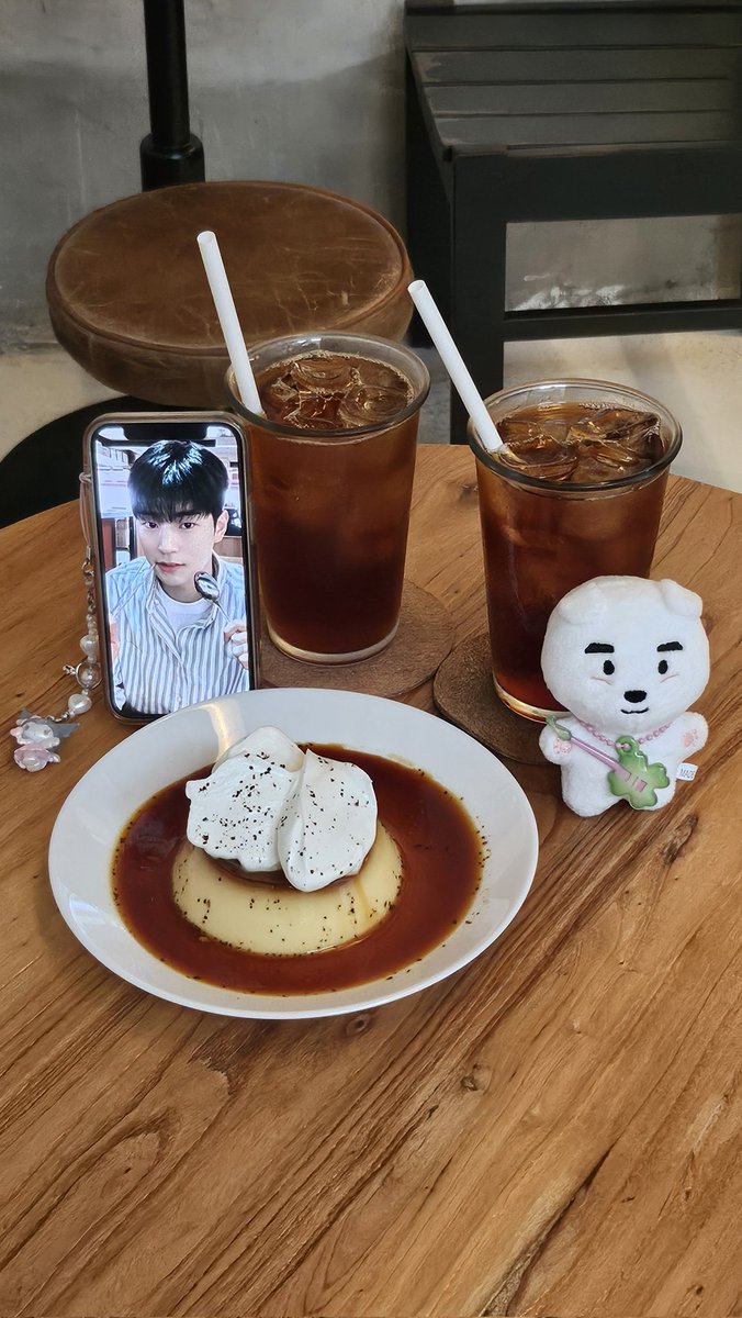 p3_hhh's tweet photo. 톰뽀네 함뭉이랑 데이뚜🍮💛 https://t.co/aQsHPANIop