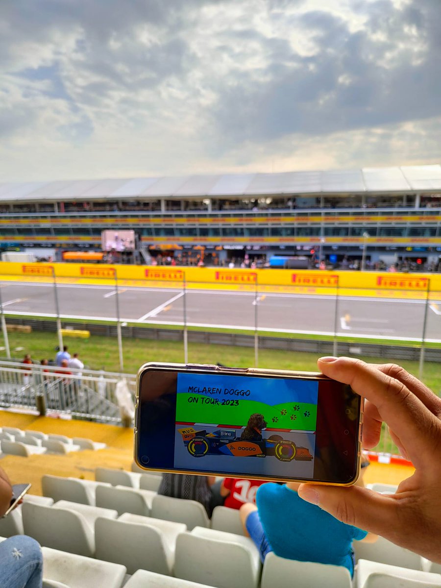 ValentinaBarzi's tweet photo. Good morning from Monza @McLarenDoggo we are right in front of Oscar's box! 🧡
#McLarenDoggoOnTour #ItalianGP #F1 https://t.co/TtjlPBKGdK