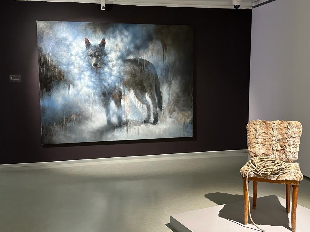 Ehdinpäs käväisemään Jyväskylässä ollessani Überhund – Taiteen kiehtovat koirat-näyttelyssä. Monipuolisesti ihmisen ja koiran yhteiselon historiaa ja nykyisyyttä taiteen kautta kuvattuna. Tämä kokonaisuus puhutteli eniten. @JklTaidemuseo