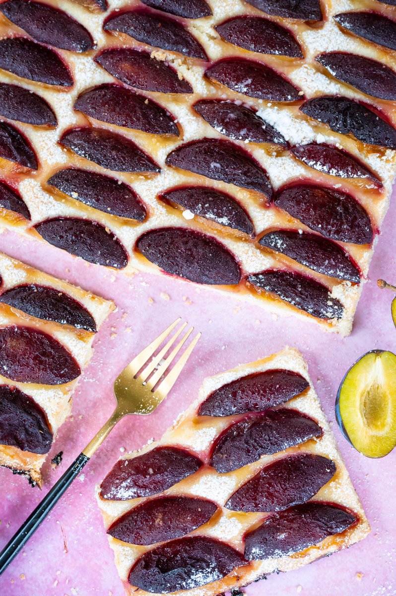 AnnalenasBlog's tweet photo. Plum cake 🥹 https://t.co/BKvt2ESfX6 
#baking #weekend #cake https://t.co/4C8DAthiP0