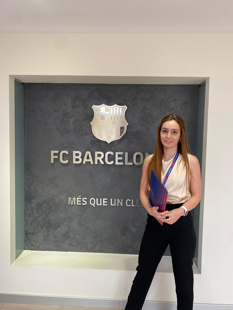 MasterEventsM's tweet image. 🗣️TESTIMONIS: La Sara és del País Basc, es va graduar a @BlanquernaFCRI i ha fet el @MasterEventsM, que li ha proporcionat les pràctiques al departament de #RelacionsInstiucionals i #Protocol del @FCBarcelona_cat 

#OrgullBlanquerna #ExcellenciaÉsFutur