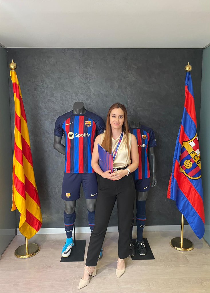 MasterEventsM's tweet image. 🗣️TESTIMONIS: La Sara és del País Basc, es va graduar a @BlanquernaFCRI i ha fet el @MasterEventsM, que li ha proporcionat les pràctiques al departament de #RelacionsInstiucionals i #Protocol del @FCBarcelona_cat 

#OrgullBlanquerna #ExcellenciaÉsFutur