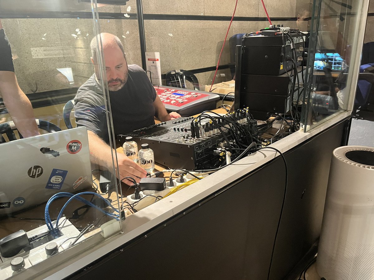 Nuestro súper equipo técnico en acción: @_nanoc_ y <a href="/BarberoSalazar/">Francesc Barbero 🥝</a>.

#PodtalksFancon23 #Fancon2023