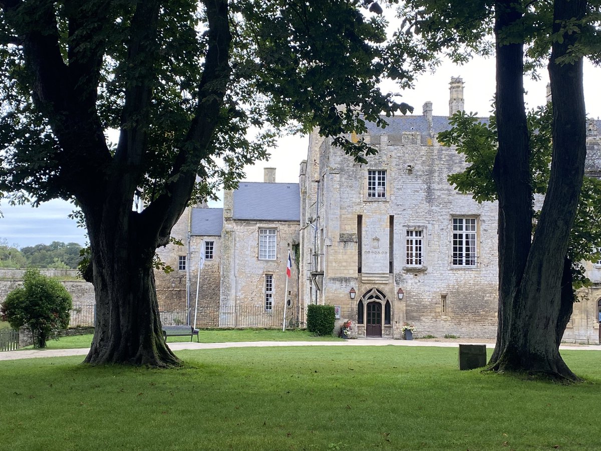 Herrmaennchen's tweet photo. Guten Morgen Ihr Lieben mit einem Kaffee von unterwegs im kleinen, aber feinen Schlosspark von #Creully. https://t.co/5fklqdHkh1