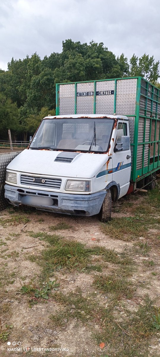 testanddriving's tweet image. Iveco ! Un nom que vous avez beaucoup vu sur les utilitaires dans les années 80/90. Des véhicules robustes qui avalaient les kilomètres sans problème moteur spécifique avec de lourdes charges. Celui-ci est très corrodé. 

 @IvecoFrance #iveco #fiat #utilitaire #Italie