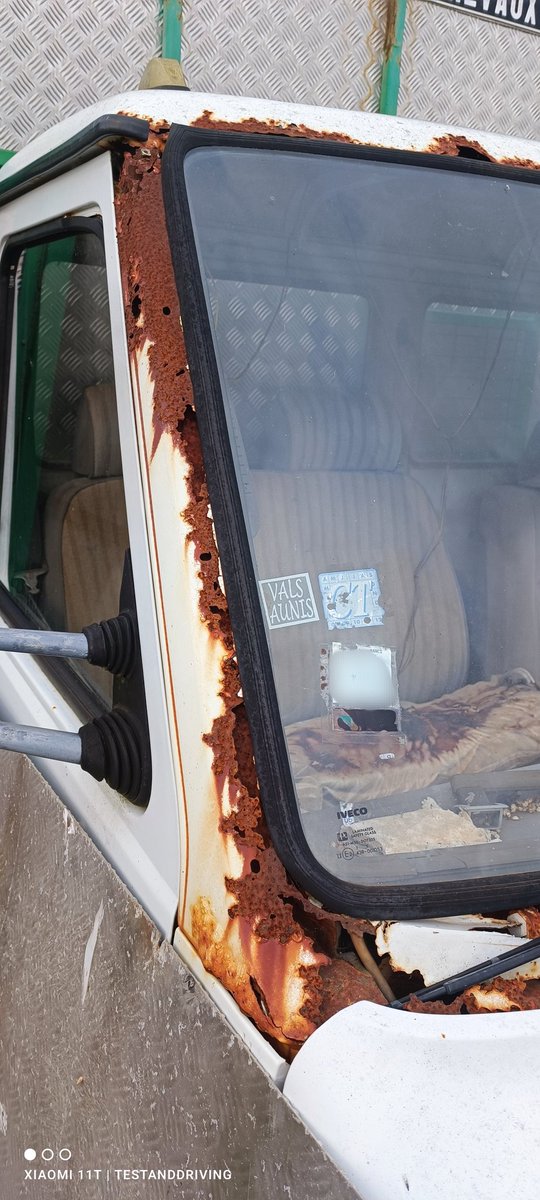 testanddriving's tweet image. Iveco ! Un nom que vous avez beaucoup vu sur les utilitaires dans les années 80/90. Des véhicules robustes qui avalaient les kilomètres sans problème moteur spécifique avec de lourdes charges. Celui-ci est très corrodé. 

 @IvecoFrance #iveco #fiat #utilitaire #Italie