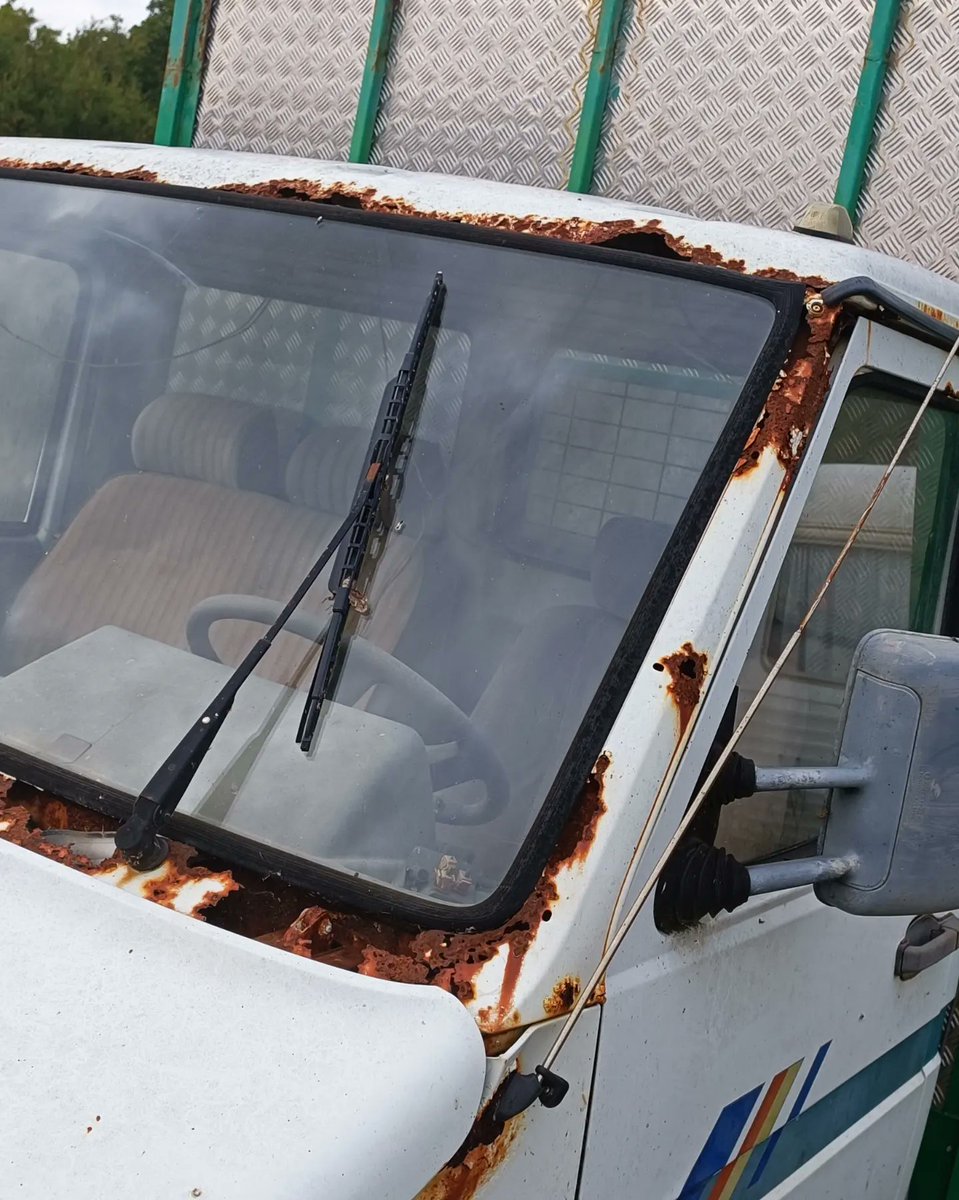 testanddriving's tweet image. Iveco ! Un nom que vous avez beaucoup vu sur les utilitaires dans les années 80/90. Des véhicules robustes qui avalaient les kilomètres sans problème moteur spécifique avec de lourdes charges. Celui-ci est très corrodé. 

 @IvecoFrance #iveco #fiat #utilitaire #Italie