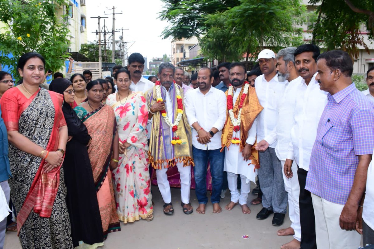 దివంగత ముఖ్యమంత్రి డాక్టర్ వైయస్ రాజశేఖరరెడ్డి 14వ వర్థంతి సందర్భంగా ఆయన చిత్రపటానికి ఎమ్మెల్యే కాటసాని రాంభూపాల్ రెడ్డి గారితో కలిసి పూలమాలలు వేసి నివాళులు అర్పించడం జరిగింది. అలాగే  కొత్తగా మంజూరైన వైయస్ఆర్ పెన్షన్ కానుకకు సంబంధించి 34 మంది లబ్దిదారులకు నగదు అందజేశాం.