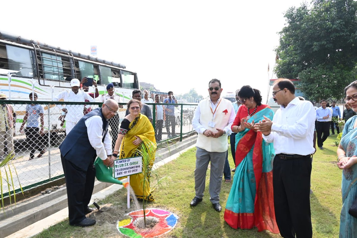 IOCL_BarauniRef's tweet photo. .@IndianOilcl की बरौनी रिफाइनरी में #64thIndianOilDay के अवसर पर हरित संकल्प को चरितार्थ करते हुए बेगूसराय के NH-31 राष्ट्रीय मार्ग पर किया गया वृक्षारोपण।
#NationFirst
#NetZero
#GreenResolve
@ChairmanIOCL @DirR_iocl @IOCL_BIHAR @IOCRHQ https://t.co/ePEODDaAqI