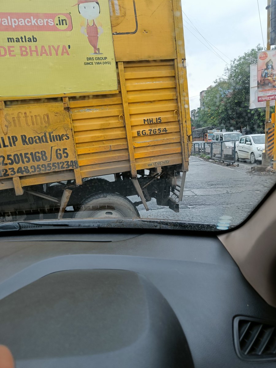 purvens's tweet photo. @PuneCityTraffic This tempo broke signal and caused traffic jam near bhusari colony, Kothrud. Please take action. https://t.co/Fi5yOJx6Q7
