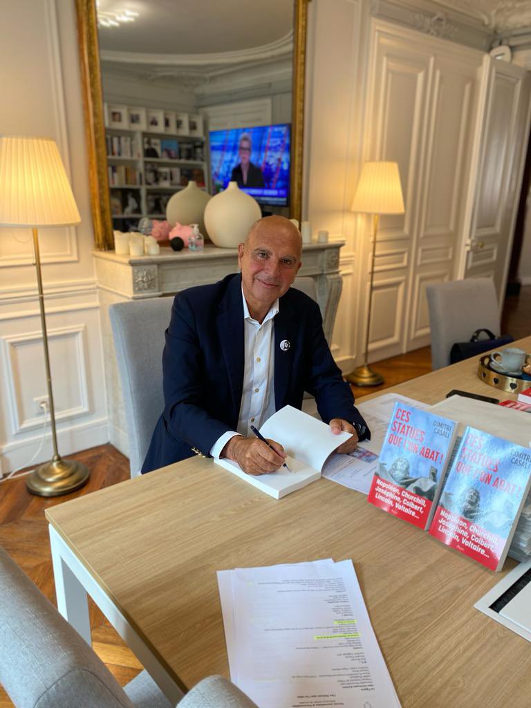 <a href="/DimitriCasali/">Dimitri Casali</a> était dans les bureaux de sa maison d’Édition Plon pour signer le service de presse de son prochain livre événement « Ces statues que l’on abat » qui sortira en librairie le 14 septembre et qui s’annonce déjà comme un best-seller. <a href="/EmmaAnthonioz/">Emmanuelle Anthonioz</a> <a href="/LiseBoell/">Lise Boëll</a>