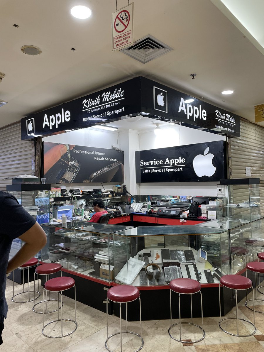 Ini alamat konternya. Spesialis produk Apple.

ITC Kuningan Lantai 3 Blok C9 no. 1

Ancer-ancernya:

depan Void D, deket warung Soto Mie. Begitu naik eskalator Void D langsung kelihatan

Bookmark aja tweet ini