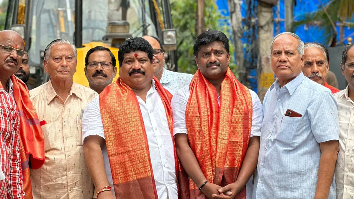 TeamRK_BJP's tweet photo. "Meet your Member" కార్యక్రమంలో భాగంగా ఈరోజు (2- 09-23) తేదీన సికింద్రాబాద్ కంటోన్మెంట్ పరిధిలో వార్డ్ -6 లో వాహిని నగర్ కాలనీ రోడ్ నెంబర్ 1 వద్ద నూతన బీటీ రోడ్ పనులు ప్రారంభించాము.
#BJP4Telangana
#teamrk #scb #secunderabad #cantonment #basthibata #ward6 #meetyourmember https://t.co/sWZzyrLY67