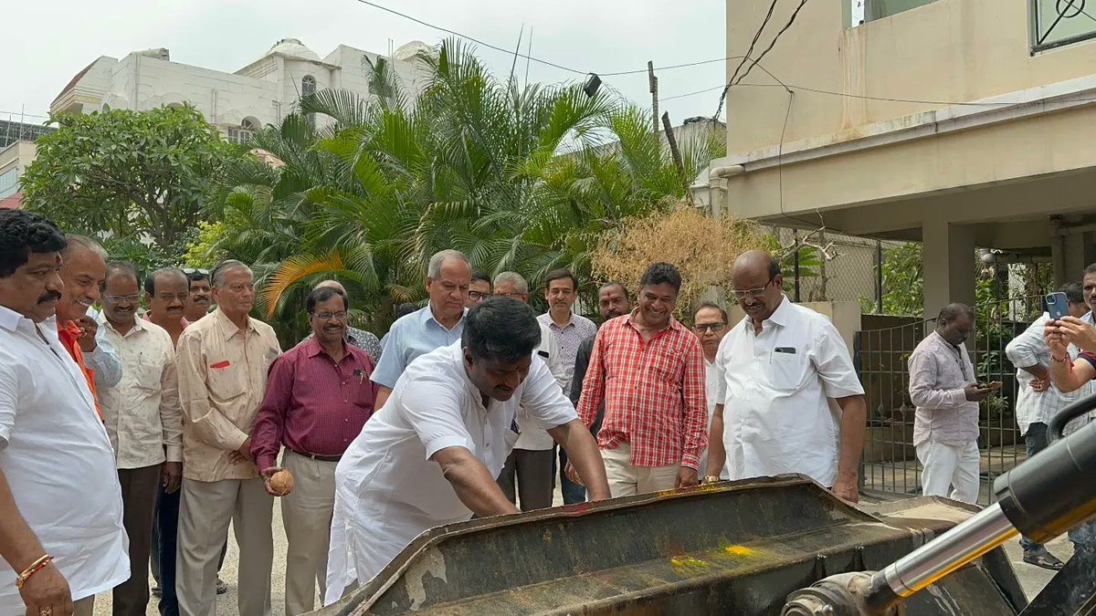 TeamRK_BJP's tweet photo. "Meet your Member" కార్యక్రమంలో భాగంగా ఈరోజు (2- 09-23) తేదీన సికింద్రాబాద్ కంటోన్మెంట్ పరిధిలో వార్డ్ -6 లో వాహిని నగర్ కాలనీ రోడ్ నెంబర్ 1 వద్ద నూతన బీటీ రోడ్ పనులు ప్రారంభించాము.
#BJP4Telangana
#teamrk #scb #secunderabad #cantonment #basthibata #ward6 #meetyourmember https://t.co/sWZzyrLY67
