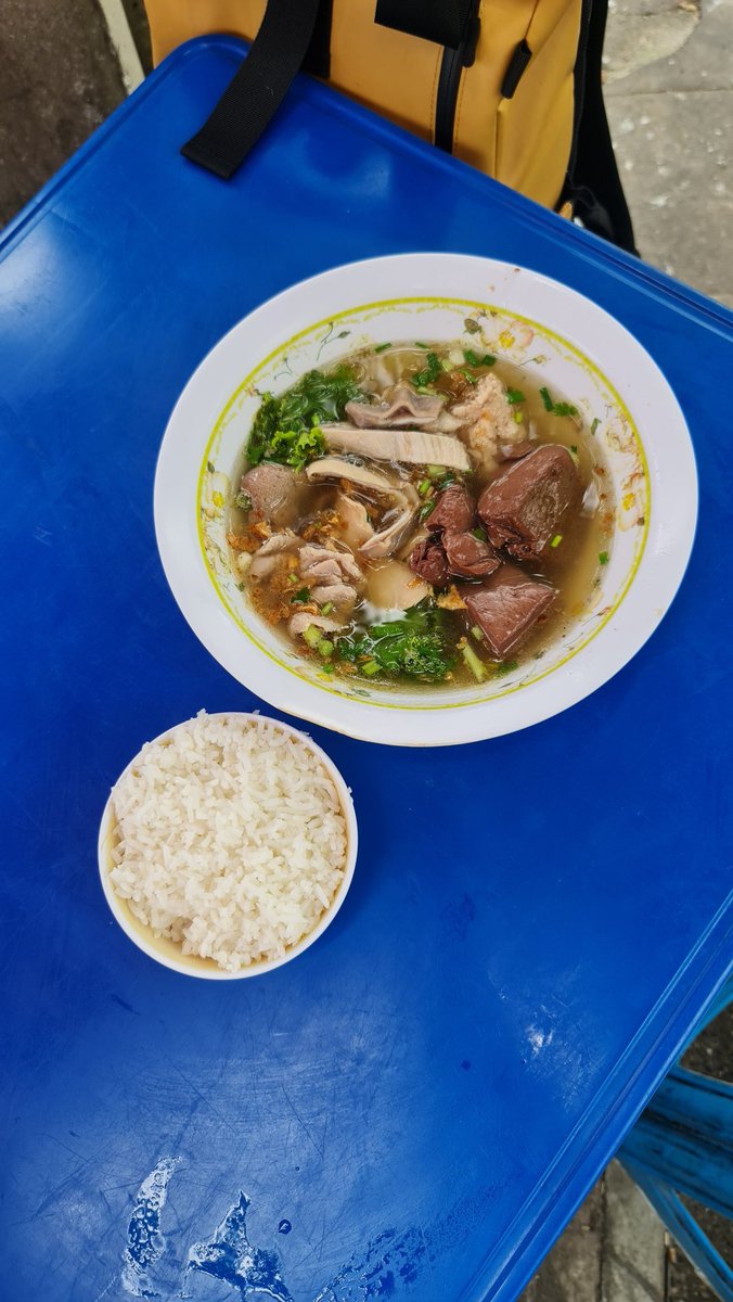 cherriiecherry's tweet photo. เกาเหลาเลือดหมูสวนลุมประตู8 อร่อยจริง หมูสับนางมีกระดูกอ่อนด้วยเคี้ยวกรุบๆ เลือดหมูชิ้นใหญ่มาก ซุปดี๊! ชามละ 50 #อร่อยบอกต่อ https://t.co/4HvGlKig1l