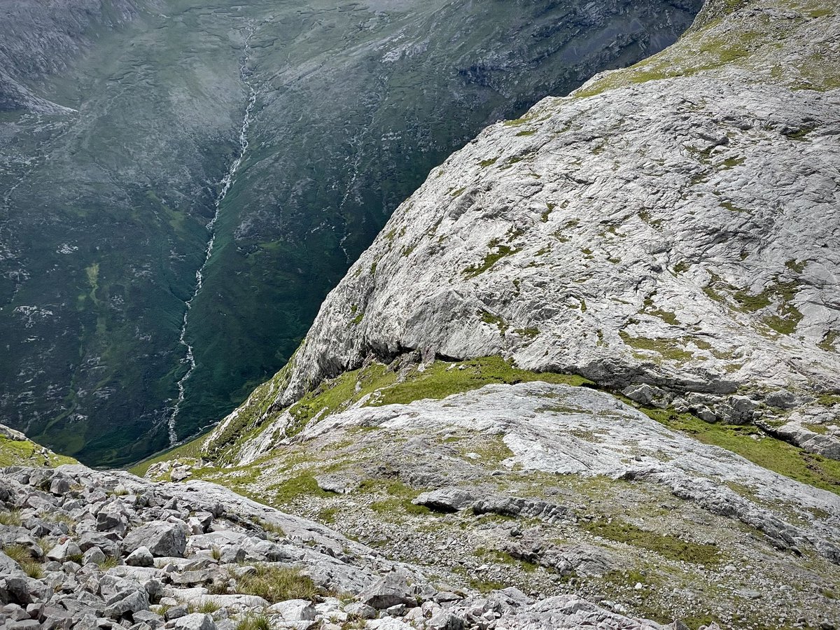 tomhecht's tweet photo. Flashback to this summer’s adventures on the Glencoaghan Horseshoe; exploring the sharp-peaked quartzite summits of the Twelve Pins, @ConnemaraNP, @DiscoverIreland 🇮🇪 

Connemara (/ˌkɒnɪˈmɑːrə/ CON-ə-MAR-ə; Irish: Conamara [ˌkʊnˠəˈmˠaɾˠə]) https://t.co/1EHvvEocZR