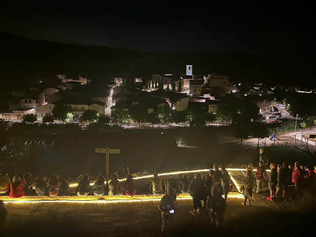 AnyRector's tweet photo. Avui, coincidint amb els 400 anys exactes de la mort del Rector, Vallfogona li dedica un gran homenatge als carrers del poble, amb lectura de poemes, teatre de carrrer, dansa, audioviduals i recreació de les carroses que Gaudi va dissenyar per a l'homenatge de 1879. #Rector400 https://t.co/wzKekTkcuX