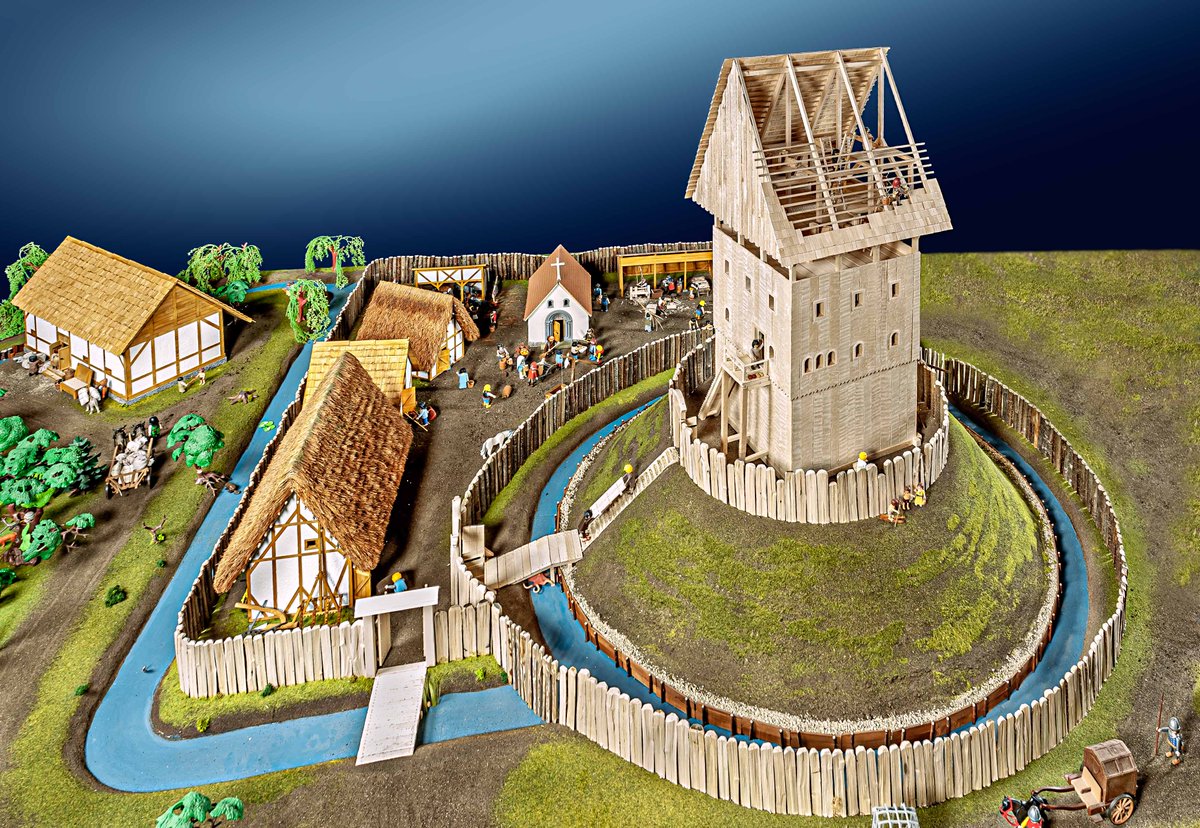 Am Wochenende nichts vor? Dann schnell ins ALM!
Die Ausstellung "Burggeschichten - Archäologie und Playmobil" läuft nur noch bis zum 10. September. Von der keltischen Heuneburg bis zur spätmittelalterlichen Burg – hier erfahrt Ihr alles Wissenswerte!