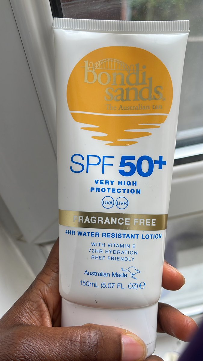 JoIsemede's tweet image. 🌞 Summer may be over, but that doesn&apos;t mean we ditch the sunscreen! ☀️ Winter is coming, and protecting your skin is a year-round commitment. ❄️ Don&apos;t forget that SPF, even on cloudy days! 💁‍♀️🧴 #SkincareRoutine #HealthySkin #YearRoundProtection