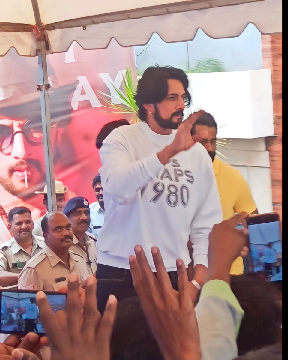 ssparishattu's tweet photo. ಕಿಚ್ಚೋತ್ಸವ - 2023 😍🥰❤️📸

@KicchaSudeep 😍❤

#HBDKicchaSudeep #kichchsudeep #KicchaBOSS𓃵 #KicchaSudeep #Kiccha46 https://t.co/3Lc1tdt4QK