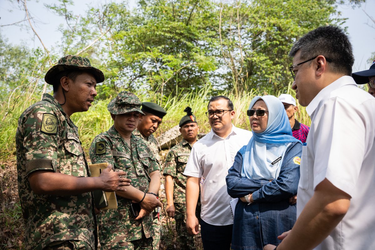 DrZalihaMustafa's tweet photo. TINJAUAN TAPAK CADANGAN PEMBINAAN HOSPITAL SULTANAH AMINAH 2 (HSA2)

Mengadakan lawatan bagi meninjau tapak cadangan pembinaan Hospital Sultanah Aminah 2 (HSA2) di Taman Nesa, Skudai, Johor Bahru pagi tadi.

Tinjauan tapak ini diadakan bagi melihat dan menilai kesesuaian cadangan tapak seluas 70 ekar yang dicadangkan oleh Kementerian Pertahanan Malaysia (MINDEF) dan Tentera Darat Malaysia (TD) kepada @KKMPutrajaya (KKM) bagi tujuan pembinaan HSA2 kelak.

Perbincangan ringkas di tapak di antara KKM, TD, Jabatan Kerja Raya (JKR) Johor dan Majlis Bandaraya Iskandar Puteri (MBIP) berjaya mencapai kata sepakat awal bagi menyelesaikan beberapa isu berkaitan cadangan tapak tersebut. InsyaAllah, satu sesi libat urus bersama pemegang taruh akan diadakan bagi meneliti dan memuktamadkan isu yang dibangkitkan.

Tinjauan tapak turut disertai oleh YB Tuan Liew Chin Tong, Timbalan Menteri Pelaburan, Perdagangan dan Industri merangkap Ahli Parlimen Iskandar Puteri, YB Tuan Ling Tian Soon, Exco Kesihatan dan Perpaduan Johor merangkap ADUN Yong Peng dan YB Tuan Tan Eng Meng, ADUN Pekan Nenas.

Semoga segala urusan terkait pembinaan HSA2 berjalan lancar dan dipermudahkan Allah SWT demi memberi manfaat serta penyampaian perkhidmatan kesihatan terbaik kepada rakyat.

#DrZ #MalaysiaMadani #EkonomiMadani #TekadPerpaduanPenuhiHarapan
