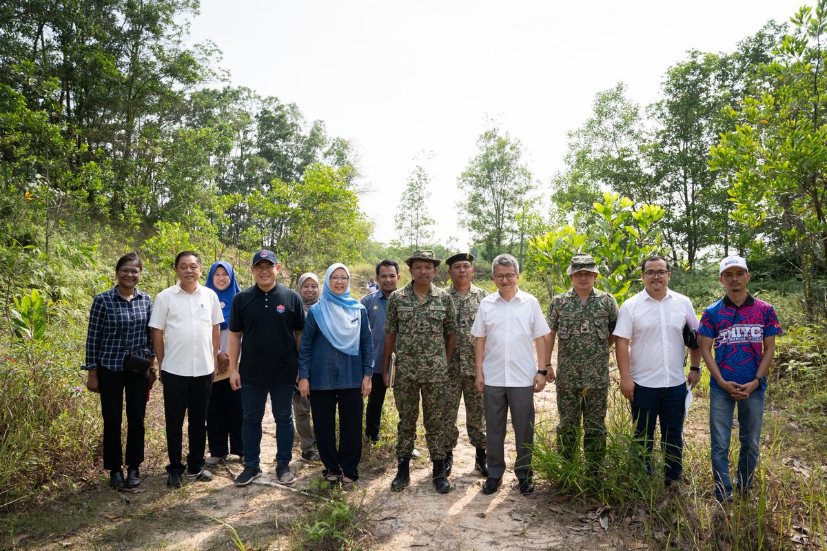 DrZalihaMustafa's tweet photo. TINJAUAN TAPAK CADANGAN PEMBINAAN HOSPITAL SULTANAH AMINAH 2 (HSA2)

Mengadakan lawatan bagi meninjau tapak cadangan pembinaan Hospital Sultanah Aminah 2 (HSA2) di Taman Nesa, Skudai, Johor Bahru pagi tadi.

Tinjauan tapak ini diadakan bagi melihat dan menilai kesesuaian cadangan tapak seluas 70 ekar yang dicadangkan oleh Kementerian Pertahanan Malaysia (MINDEF) dan Tentera Darat Malaysia (TD) kepada @KKMPutrajaya (KKM) bagi tujuan pembinaan HSA2 kelak.

Perbincangan ringkas di tapak di antara KKM, TD, Jabatan Kerja Raya (JKR) Johor dan Majlis Bandaraya Iskandar Puteri (MBIP) berjaya mencapai kata sepakat awal bagi menyelesaikan beberapa isu berkaitan cadangan tapak tersebut. InsyaAllah, satu sesi libat urus bersama pemegang taruh akan diadakan bagi meneliti dan memuktamadkan isu yang dibangkitkan.

Tinjauan tapak turut disertai oleh YB Tuan Liew Chin Tong, Timbalan Menteri Pelaburan, Perdagangan dan Industri merangkap Ahli Parlimen Iskandar Puteri, YB Tuan Ling Tian Soon, Exco Kesihatan dan Perpaduan Johor merangkap ADUN Yong Peng dan YB Tuan Tan Eng Meng, ADUN Pekan Nenas.

Semoga segala urusan terkait pembinaan HSA2 berjalan lancar dan dipermudahkan Allah SWT demi memberi manfaat serta penyampaian perkhidmatan kesihatan terbaik kepada rakyat.

#DrZ #MalaysiaMadani #EkonomiMadani #TekadPerpaduanPenuhiHarapan