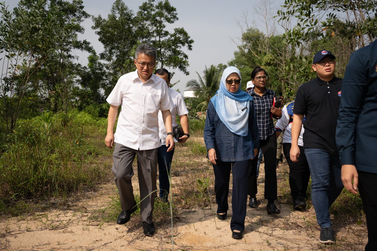 DrZalihaMustafa's tweet photo. TINJAUAN TAPAK CADANGAN PEMBINAAN HOSPITAL SULTANAH AMINAH 2 (HSA2)

Mengadakan lawatan bagi meninjau tapak cadangan pembinaan Hospital Sultanah Aminah 2 (HSA2) di Taman Nesa, Skudai, Johor Bahru pagi tadi.

Tinjauan tapak ini diadakan bagi melihat dan menilai kesesuaian cadangan tapak seluas 70 ekar yang dicadangkan oleh Kementerian Pertahanan Malaysia (MINDEF) dan Tentera Darat Malaysia (TD) kepada @KKMPutrajaya (KKM) bagi tujuan pembinaan HSA2 kelak.

Perbincangan ringkas di tapak di antara KKM, TD, Jabatan Kerja Raya (JKR) Johor dan Majlis Bandaraya Iskandar Puteri (MBIP) berjaya mencapai kata sepakat awal bagi menyelesaikan beberapa isu berkaitan cadangan tapak tersebut. InsyaAllah, satu sesi libat urus bersama pemegang taruh akan diadakan bagi meneliti dan memuktamadkan isu yang dibangkitkan.

Tinjauan tapak turut disertai oleh YB Tuan Liew Chin Tong, Timbalan Menteri Pelaburan, Perdagangan dan Industri merangkap Ahli Parlimen Iskandar Puteri, YB Tuan Ling Tian Soon, Exco Kesihatan dan Perpaduan Johor merangkap ADUN Yong Peng dan YB Tuan Tan Eng Meng, ADUN Pekan Nenas.

Semoga segala urusan terkait pembinaan HSA2 berjalan lancar dan dipermudahkan Allah SWT demi memberi manfaat serta penyampaian perkhidmatan kesihatan terbaik kepada rakyat.

#DrZ #MalaysiaMadani #EkonomiMadani #TekadPerpaduanPenuhiHarapan
