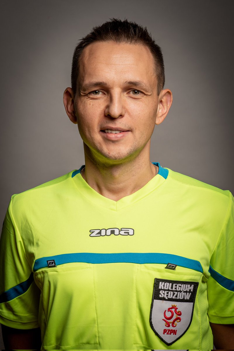 KMzpn's tweet photo. Z radością informujemy o kolejnej międzynarodowej nominacji Tomasza Musiała.
07.09.2023 g.18 w Uherskim Hradišciu (stadion FC Slovácko) poprowadzi towarzyski mecz reprezentacji U21 Czechy-Słowacja. Na liniach Sebastian Mucha i Marcin Ciepły (💥międzynarodowy debiut💥) GRATULUJEMY https://t.co/FUsYhiGWCH