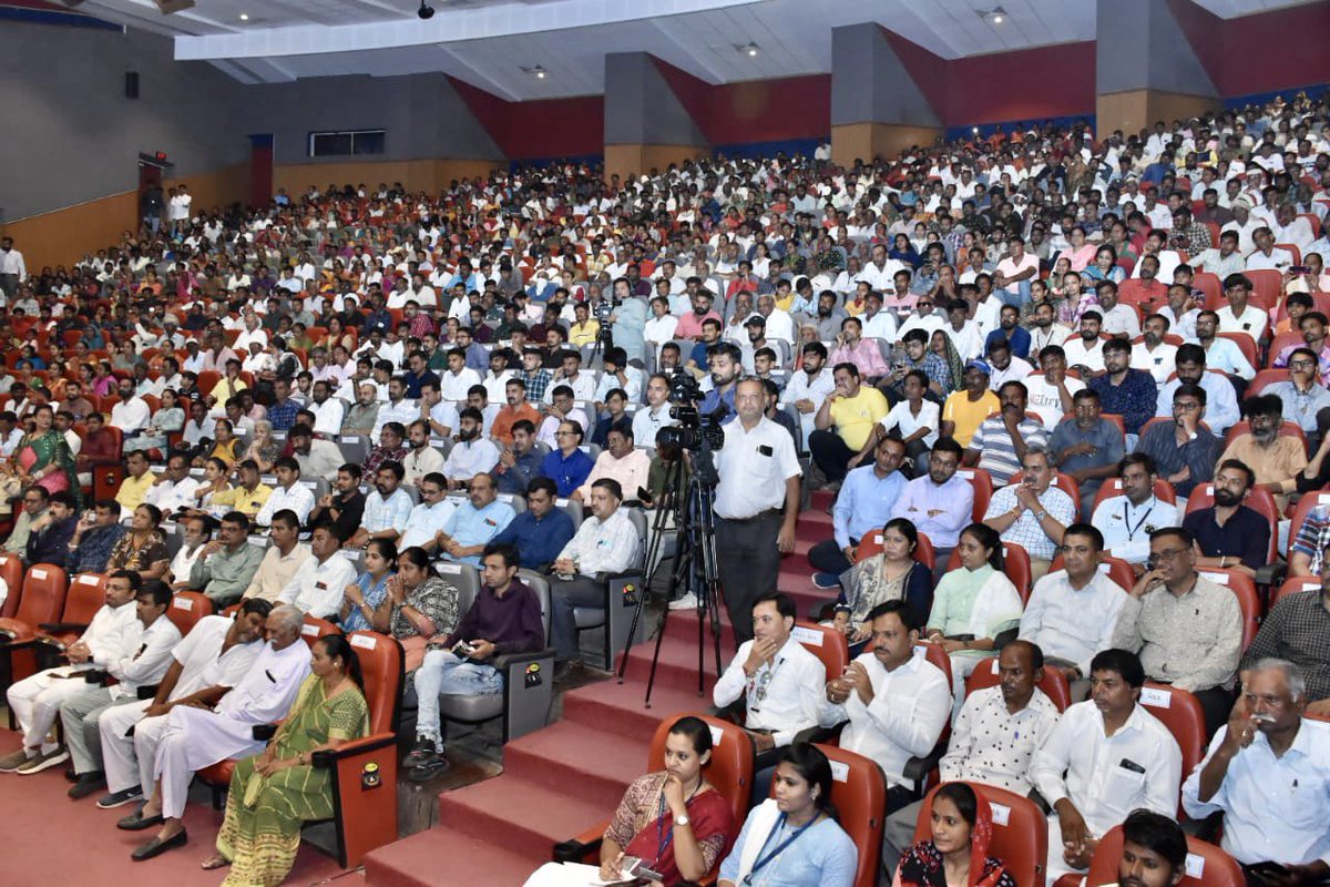 રાજકોટ ખાતે આયોજિત સમારોહમાં સામાજિક ન્યાય અને અધિકારીતા વિભાગ હસ્તકના ખાતાના વડા તથા નિગમોના જુદી જુદી યોજનાઓના સૌરાષ્ટ્ર અને કચ્છ ઝોનના ૪ લાખથી વધુ લાભાર્થીઓમાં રુ.૧૪૬ કરોડથી વધુની લોન/સહાયનું વિતરણ કર્યું. 

આ સહાય થકી લાભાર્થીઓ પોતાના જીવનમાં સકારાત્મક બદલાવ લાવી શકશે તેમજ