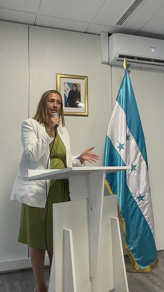 _EstradaYolanda's tweet photo. 🇭🇳🇪🇸 Hoy he tenido el honor de acudir a la inauguración de la nueva sede de la sección consular de la @hondurasespana.

🤝 En @MADRID todo el mundo es bienvenido. Aquí defendemos la #libertad, los #principios y #valores, y #crecimiento .  

✅ #ChamartínAvanza. ¡Hasta la próxima! https://t.co/vg1GsYYqD9