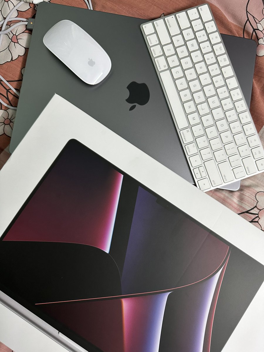 SoftwareTrader_'s tweet image. M2 Pro 16” gift from Sister for bday😍🥰