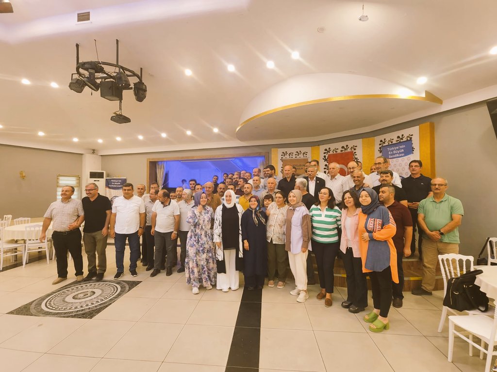 EBSKonya2's tweet photo. Göz yaşarır, kalp mahzun olur. Birlikte yürüdüğümüz, yolumuzun ve düşünce yapımızın hep aynı eksen üzerinde olduğu bir dostu, ağabeyi uğurlamanın verdiği hüzün ile kelimelerin düğümlendiği bir an yaşıyoruz. 
#EBSKonya2 https://t.co/9auf4BS1Dv