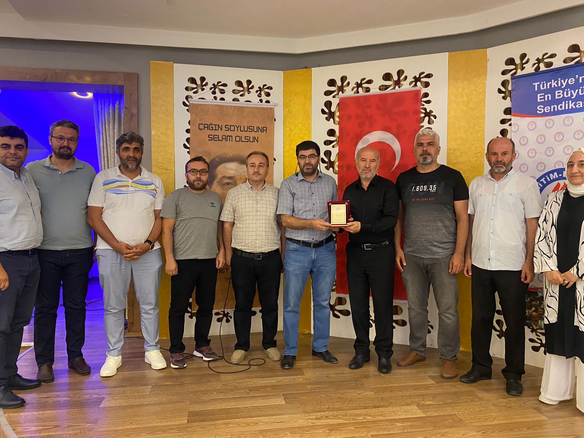 EBSKonya2's tweet photo. Göz yaşarır, kalp mahzun olur. Birlikte yürüdüğümüz, yolumuzun ve düşünce yapımızın hep aynı eksen üzerinde olduğu bir dostu, ağabeyi uğurlamanın verdiği hüzün ile kelimelerin düğümlendiği bir an yaşıyoruz. 
#EBSKonya2 https://t.co/9auf4BS1Dv