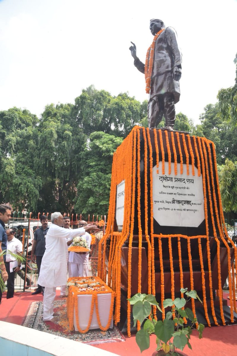 NitishKumar's tweet photo. स्व० दारोगा प्रसाद राय जी की जयंती के अवसर पर आयोजित राजकीय समारोह में उनकी प्रतिमा पर पुष्प अर्पित कर उन्हें नमन किया। https://t.co/E8ogObIS2H