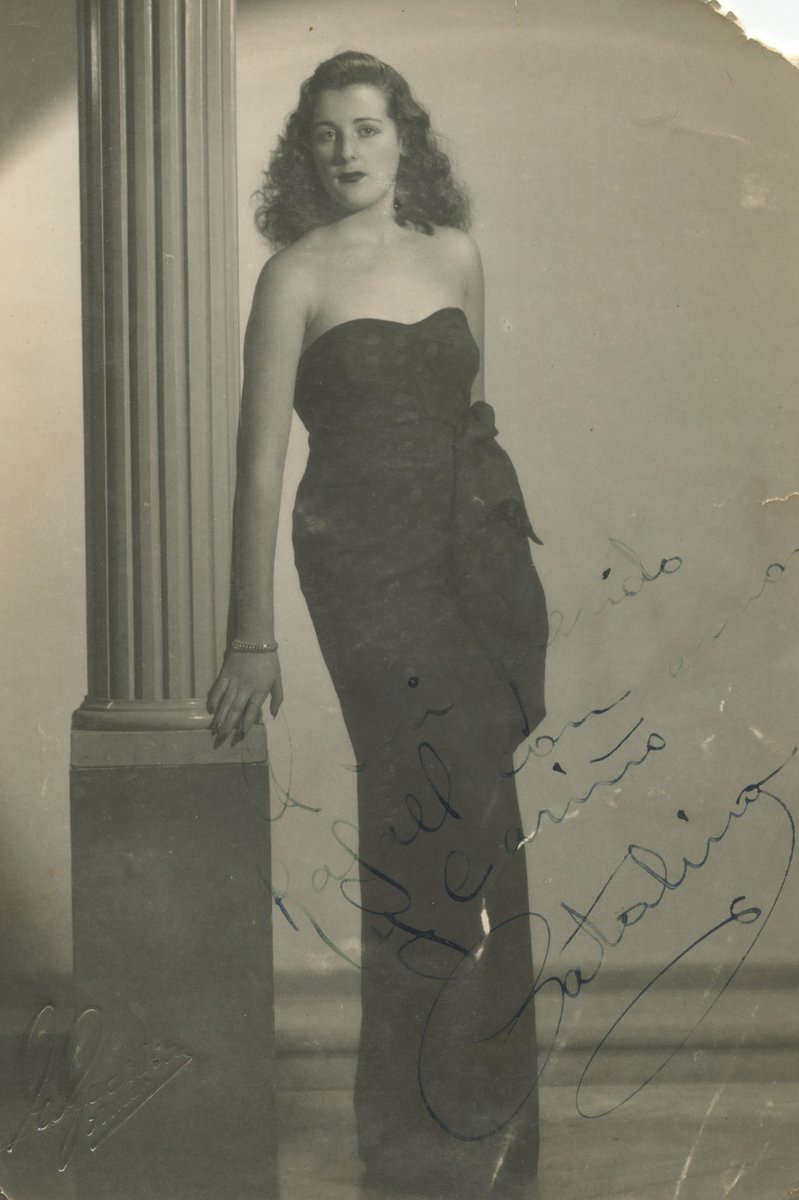 Ahir divendres reobriren les seves portes a Son Tugores l’exposició ‘Ina Sassi, la Gilda alaronera’. 
Està dedicada a la cantant nascuda al nostre poble, que triomfà als escenaris als anys quaranta i cinquanta i tornà pujar als escenaris als anys noranta.
alrum.org/iniciatives/pa…