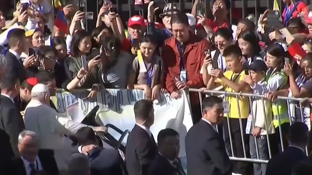 ShalomWorldTV's tweet photo. Mongolians welcome the Holy Father with banners and Vatican flags on the premises of Ulaanbaatar's Ss Peter and Paul Cathedral.
#ApostolicJourneyToMongolia #HopingTogether #Mongolia #PopeFrancisInMongolia #PopeFrancis https://t.co/LB34Qg2IB2