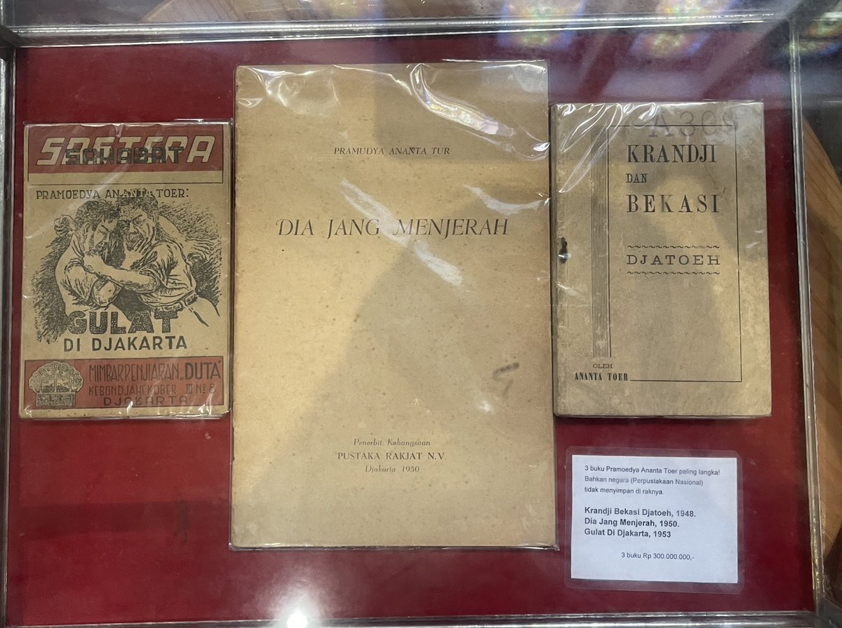 liibrary's tweet photo. 3 buah buku pramoedya ini dijual dengan harga 300 juta rupiah. barangkali ada yang berminat😁

ps: 3 buku ini katanya tidak disimpan oleh perpustakaan nasional🤔 https://t.co/tNDILCUTNI
