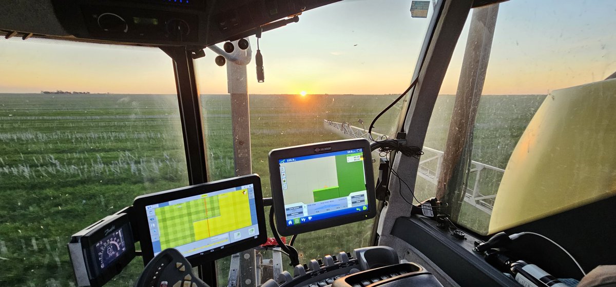 Beautiful evening for some pre fathers day spraying. Regardless of your status I hope you're having a great weekend. 🚜🇦🇺 @NationalFarmers #KeepFarmersFarming