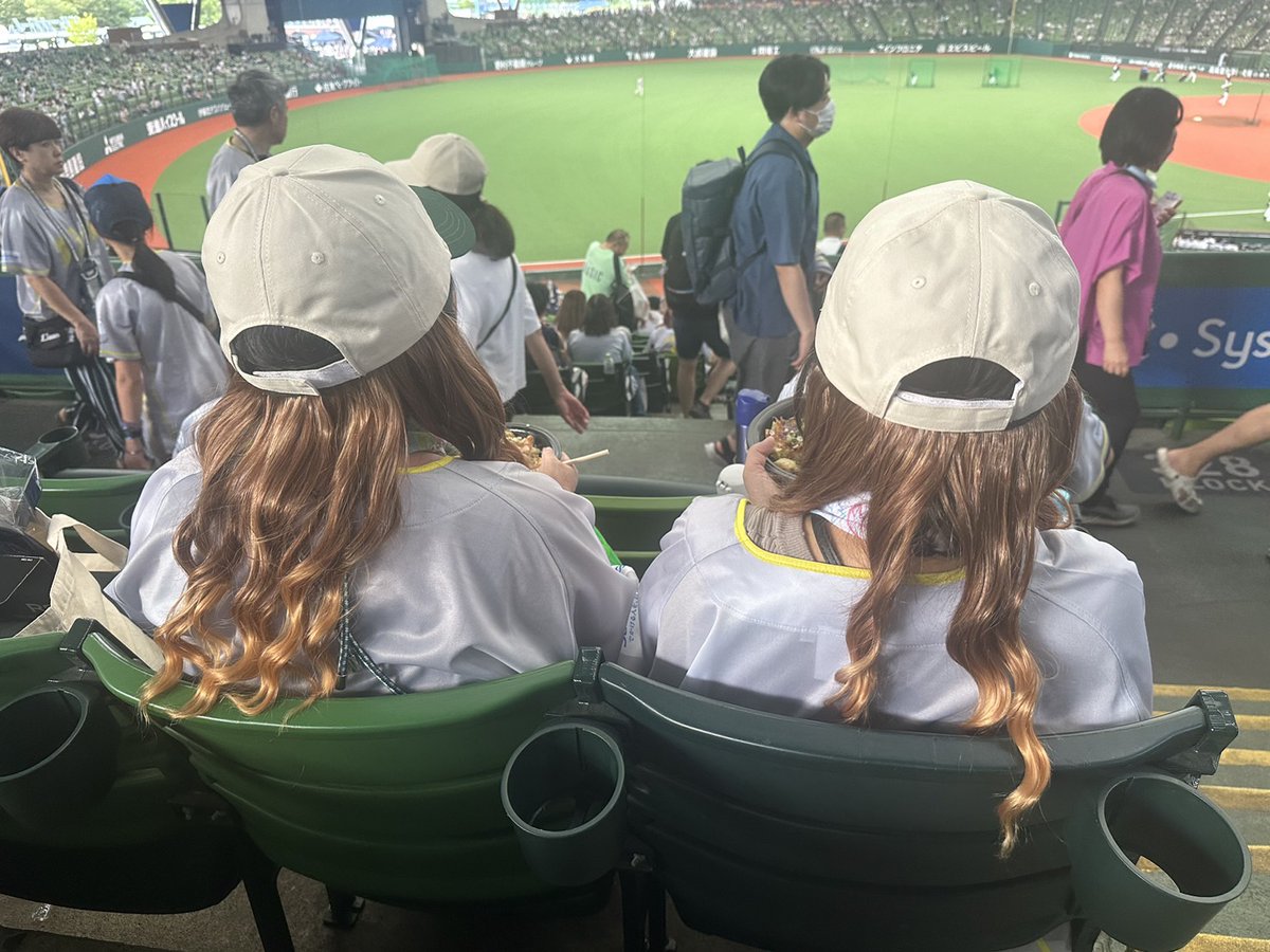 場内に“ロン毛”が大量発生⁉️／ #西武 #高橋光成 投手と #今井達也 