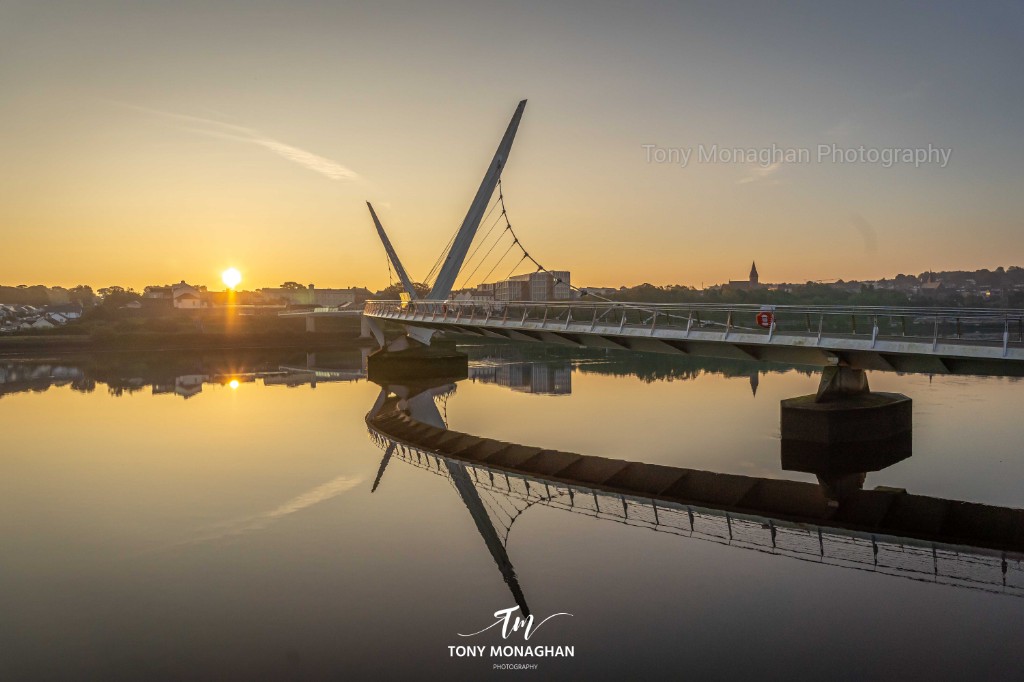 tmonaghanphotos's tweet photo. This morning's sunrise at Derry's Peace Bridge

#Derry
#Sunrise
#PeaceBridge
#RiverFoyle
#Ebrington 
#NorthernIreland
#Photographer

@angie_weather
@WeatherCee 
@barrabest 
@bbcniweather 
@NWSharingZone https://t.co/urusubMf3O