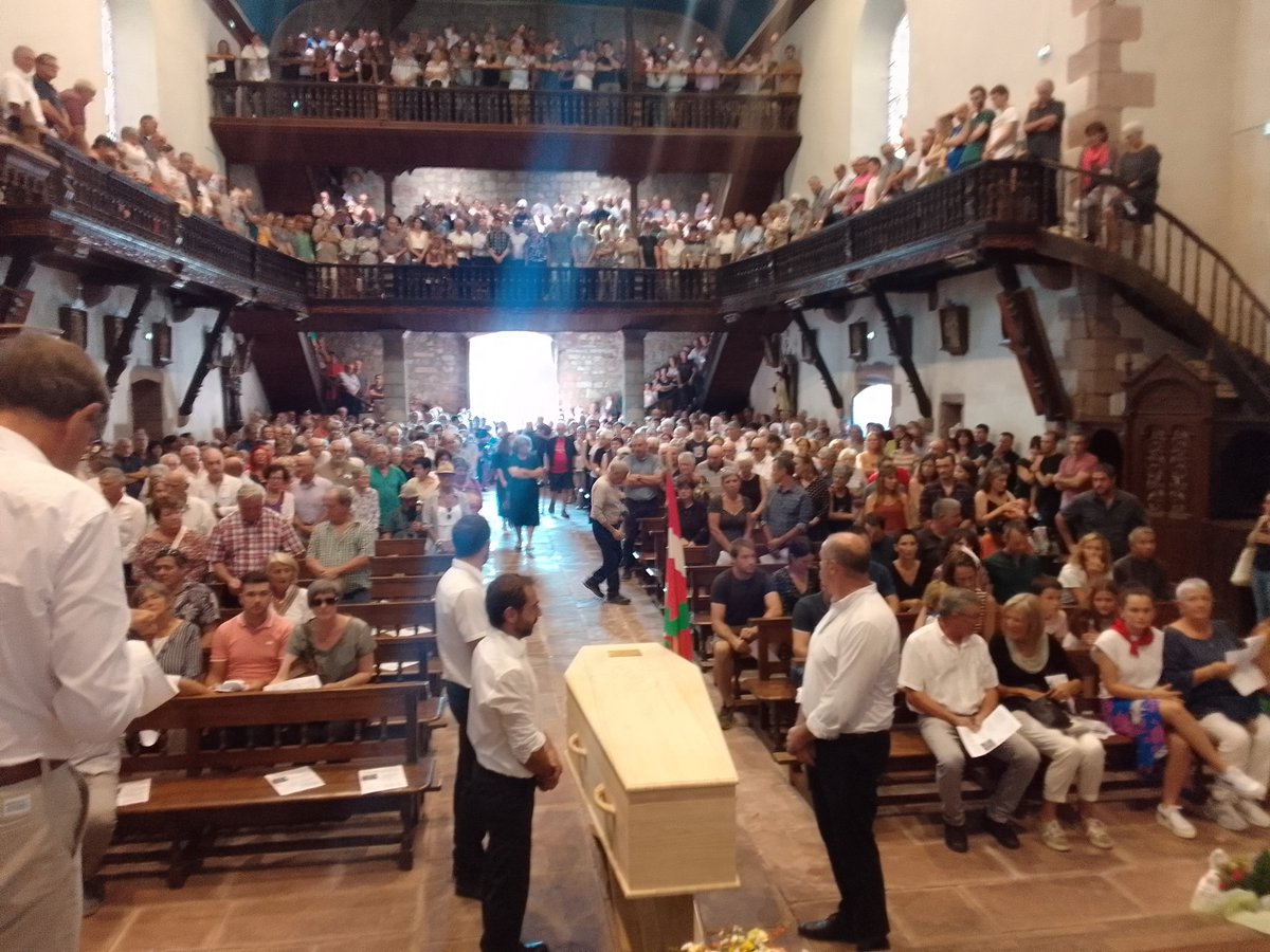 euskalirratiak's tweet photo. 🔊 Azken agurra eskaini diote Graxi Etxebehereri ostiral astiriz Ortzaizen. Euskal Herriko alde orotako pertsonak hurbildu dira. Hitzartze, gaitari, kantu, bertsu, txistulari eta esku zarten artean iragan da omenaldia.

👂 https://t.co/GeHhIlpCJi https://t.co/HVoAVgPcmT