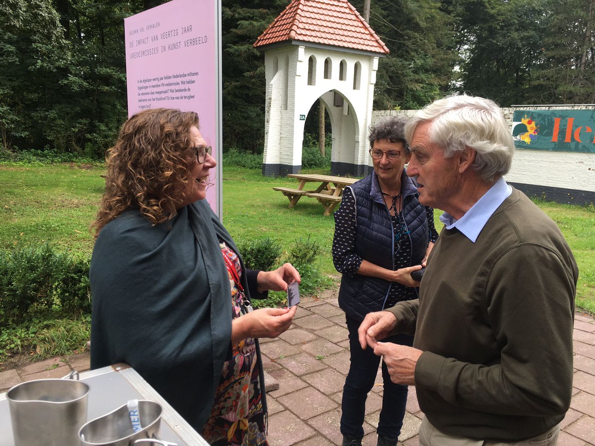 AmyvanSon's tweet photo. Het was weer een zeer bijzondere dag in de expo van #HelmenVolVerhalen. Zo kwam voorzitter en 'onderzeedienstman' Driekus Heij van het veteranenlandgoed Vrijland op de koffie met een mooie herinnering aan de #F809 'De Kins' en aten we Bossche bollen van @PierreDon61. #meeopmissie https://t.co/rI5vv7dQYX