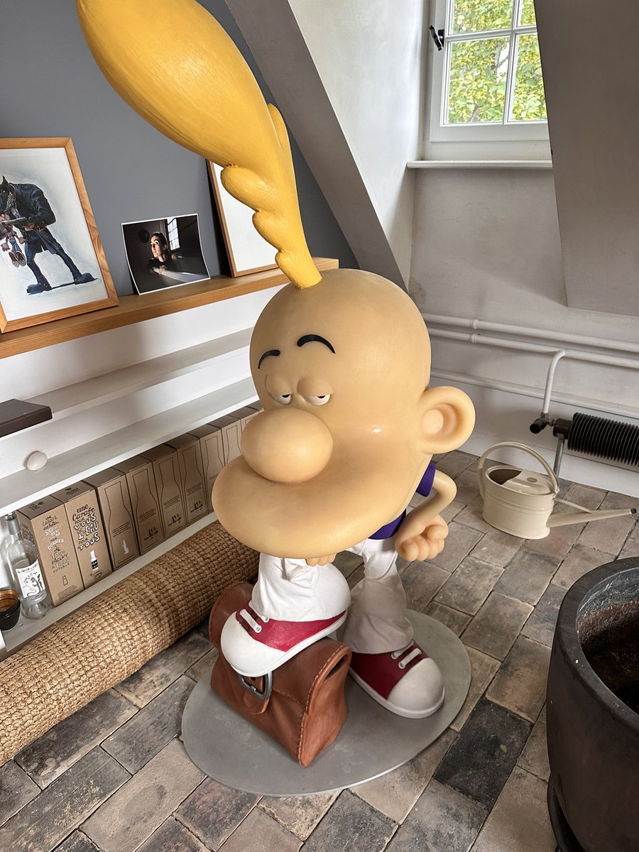 atelier_bd's tweet photo. Dans l’atelier de @Zeptheworld il y a un #Titeuf géant , un #pez géant à l’effigie de Zep (don de @RDVBDAmiens ) et une mèche lampe toute aussi géante… le podcast de #Zep est disponible https://t.co/SwfyWcq40O @Titeuf @GlenatBD https://t.co/pRjIzJrYCC