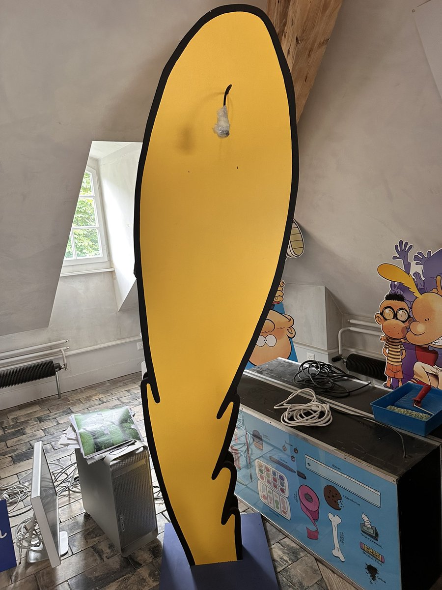 atelier_bd's tweet photo. Dans l’atelier de @Zeptheworld il y a un #Titeuf géant , un #pez géant à l’effigie de Zep (don de @RDVBDAmiens ) et une mèche lampe toute aussi géante… le podcast de #Zep est disponible https://t.co/SwfyWcq40O @Titeuf @GlenatBD https://t.co/pRjIzJrYCC