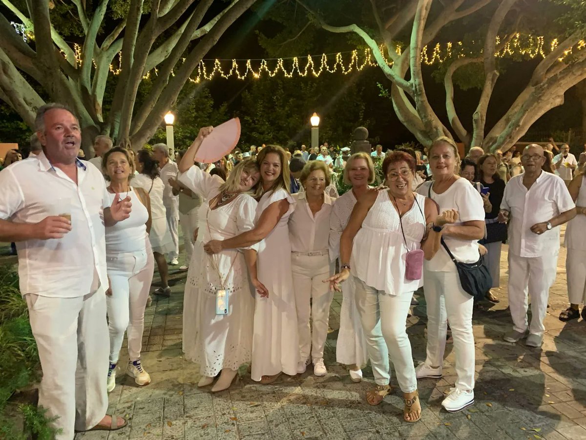 Ayto_VillaSB's tweet photo. 🤍 Noche blanca
Noche de Verano #ochentera sataute 2023, organizada por la Concejalía de Festejos.
Creo que se lo pasaron bien 😉 https://t.co/cpUiGASdSA