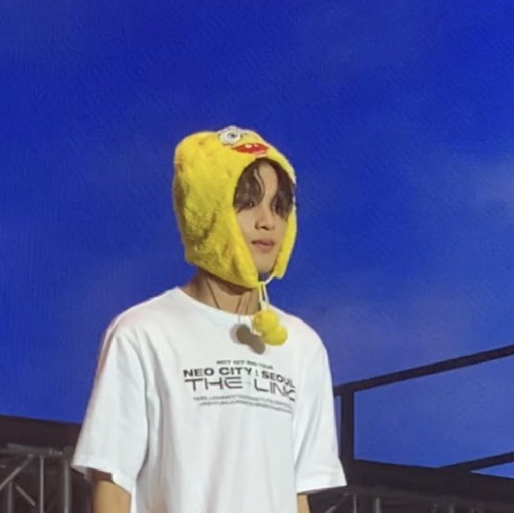 haechennies's tweet photo. if anyone was wondering what i told him: i told him that i’ve been a fan since sm rookies and how i feel like we grew up together… also how even tho we are living different lives, i aspire to be like him bc he isn’t afraid to dream, to try new things and to be himself https://t.co/gXhMWDp615